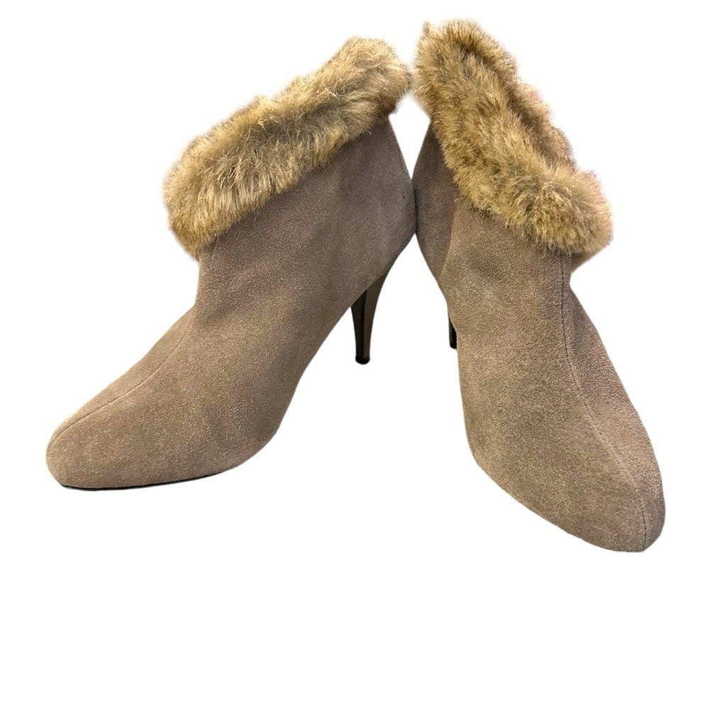 🔴 5 for $40
VINTAGE Genuine Suede, High Heel Booties with Faux Fur Trim Detail 8